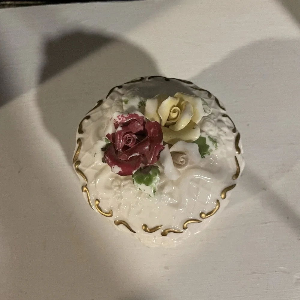 Ceramic Trinket Box w/ Roses, Gold Accent‎ Trim Lenox?